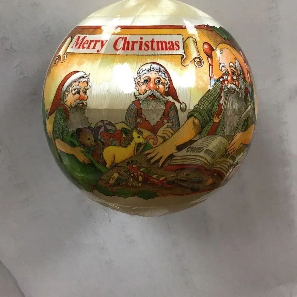 Vintage 1987 unbreakable Christmas memory collection, Santa at the table with el